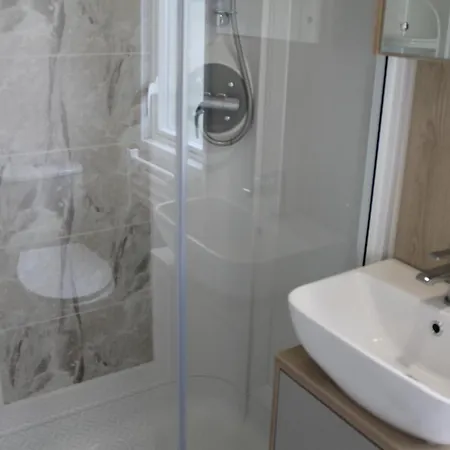 Luxury New 3 Bed Caravan With Stunning Sea View On Private Beach In Thorness Bay Porchfield  Exterior photo