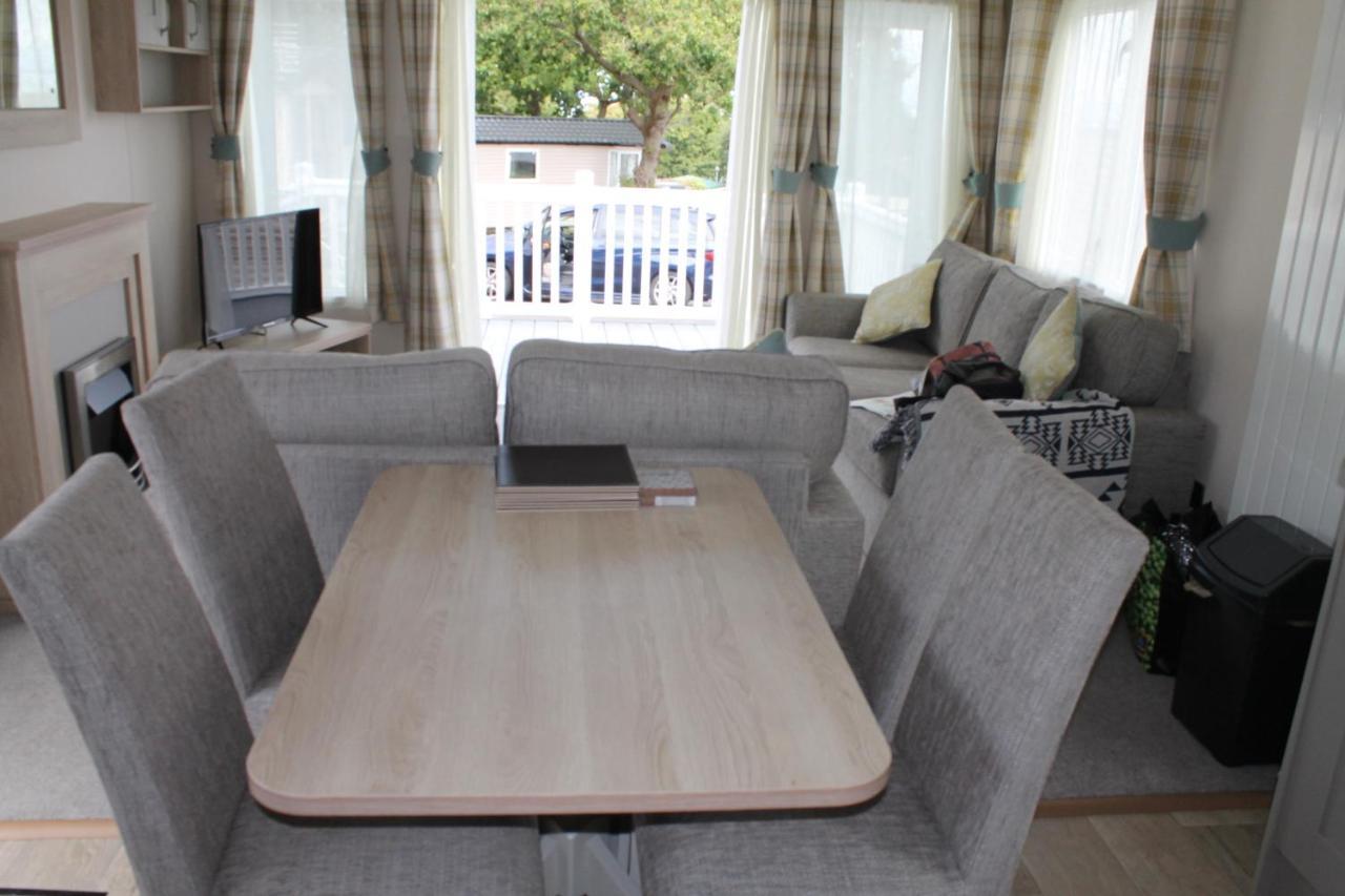 Luxury New 3 Bed Caravan With Stunning Sea View On Private In Thorness Bay