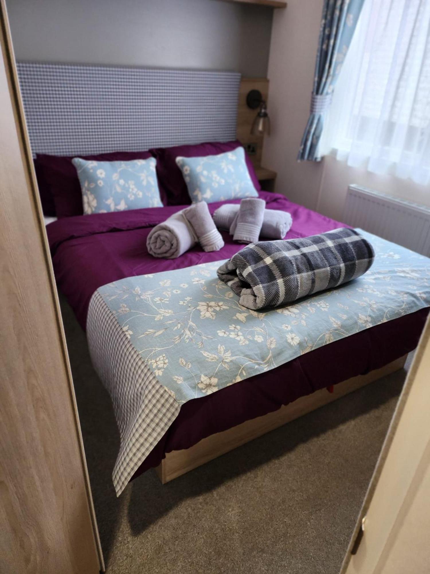 Luxury New 3 Bed Caravan With Stunning Sea View On Private In Thorness Bay Porchfield (Isle of Wight)